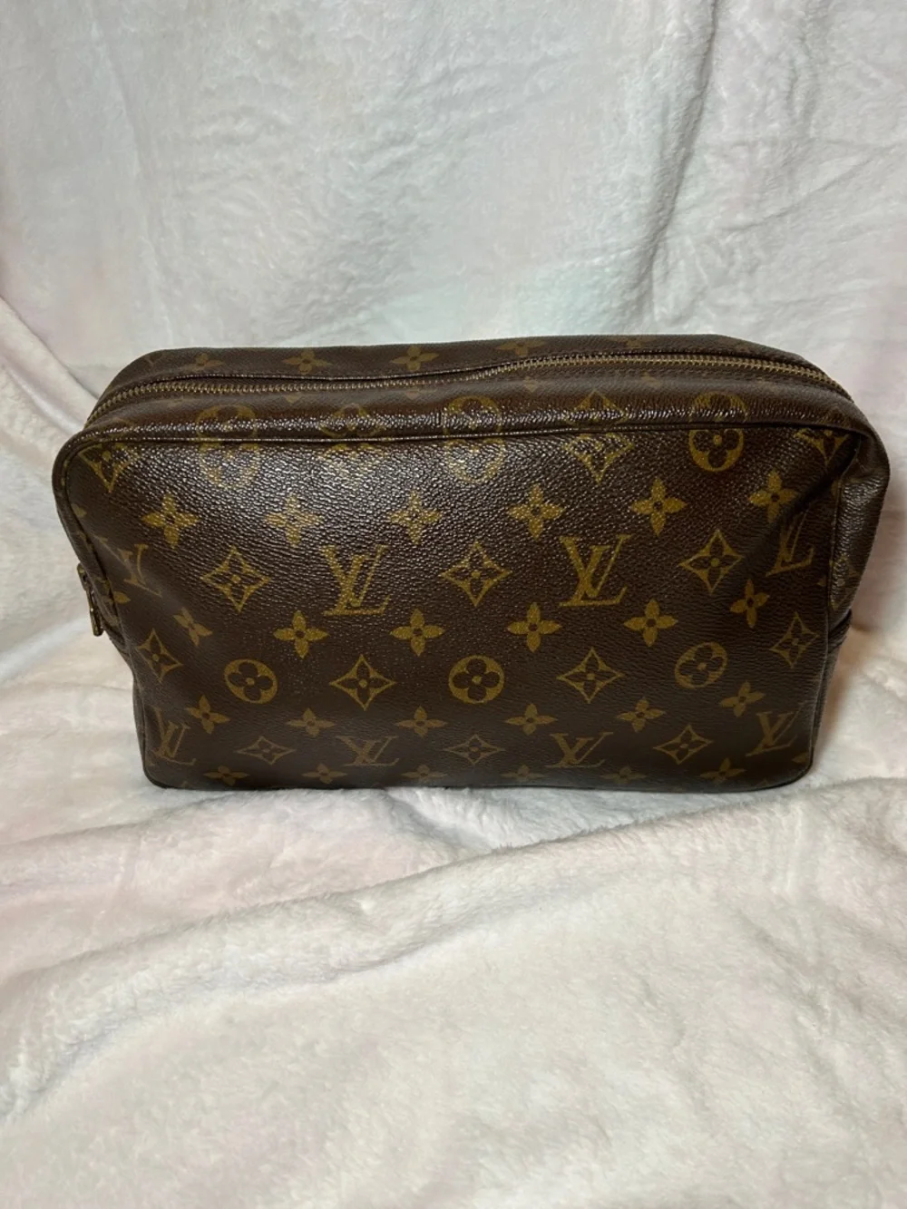 400. Louis Vuitton Trousse de Toilette 28